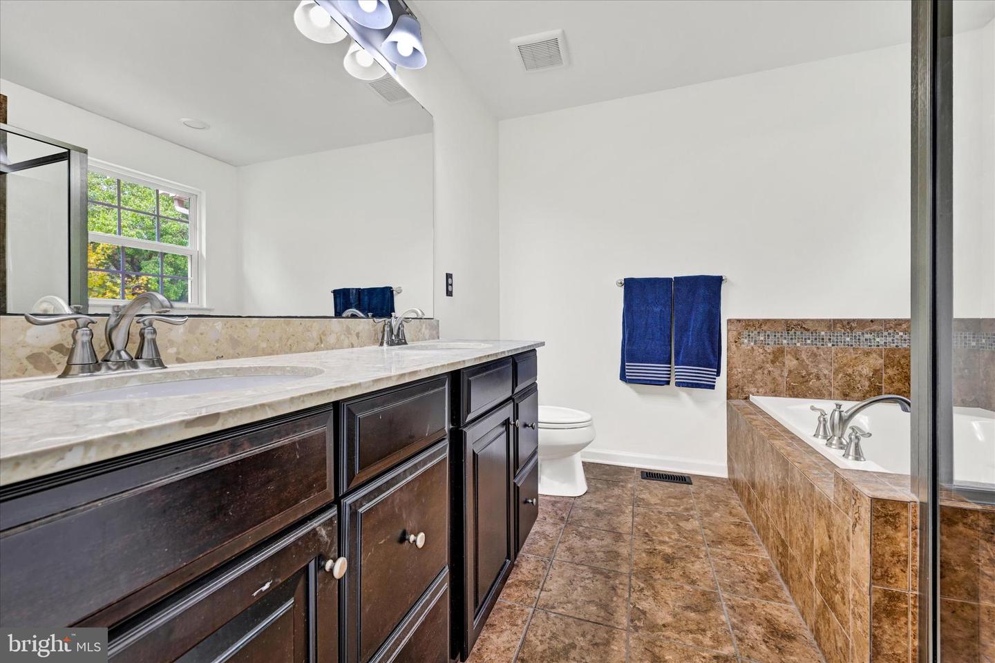 Photo 20 of 25 of 1335 Dickinson Ct townhome