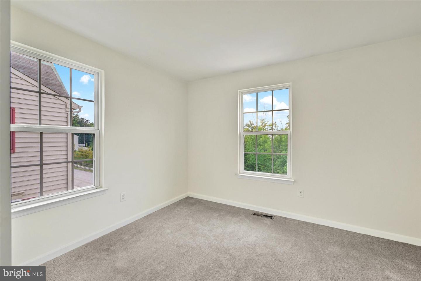 Photo 13 of 25 of 1335 Dickinson Ct townhome