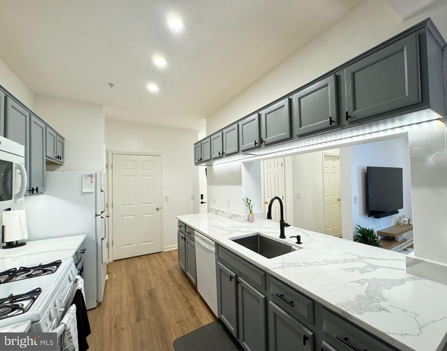 Photo 4 of 35 of 46608 Drysdale Ter #200 condo