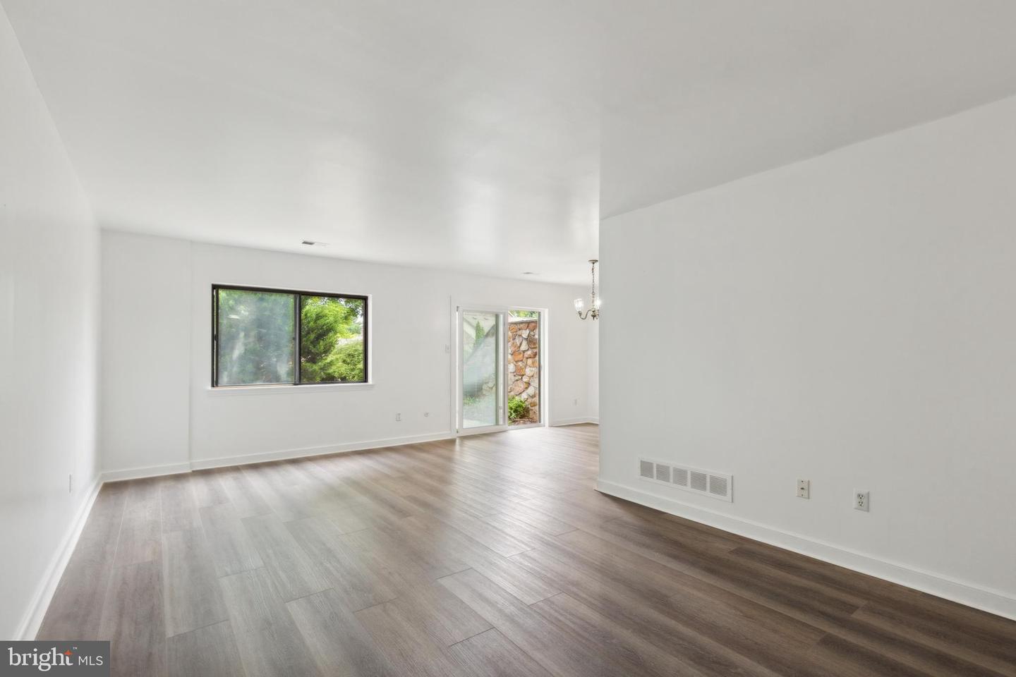 Photo 5 of 28 of 54 Oak Knoll Dr townhome