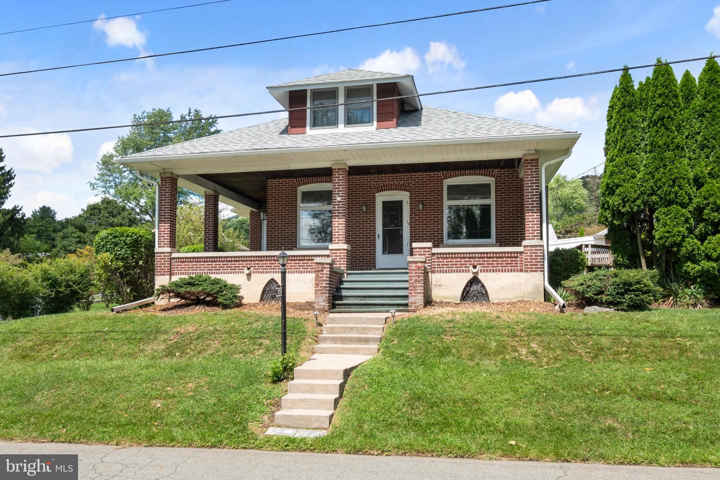 Photo 3 of 36 of 1753 New York Ave house