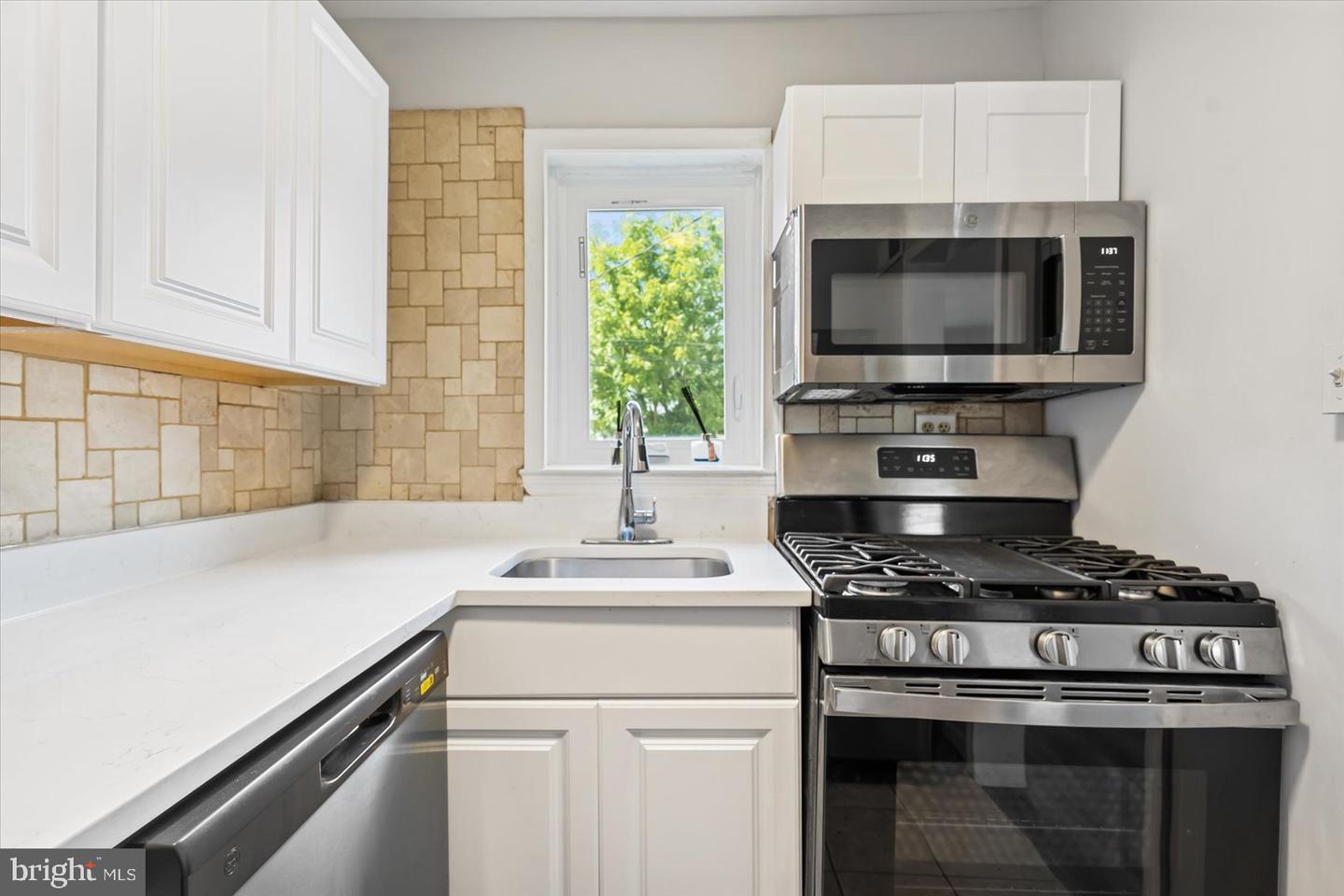 Photo 15 of 39 of 5350 Patrick Henry Dr townhome