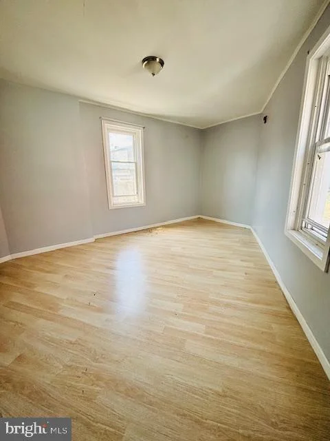 240 W Glenwood Avenue