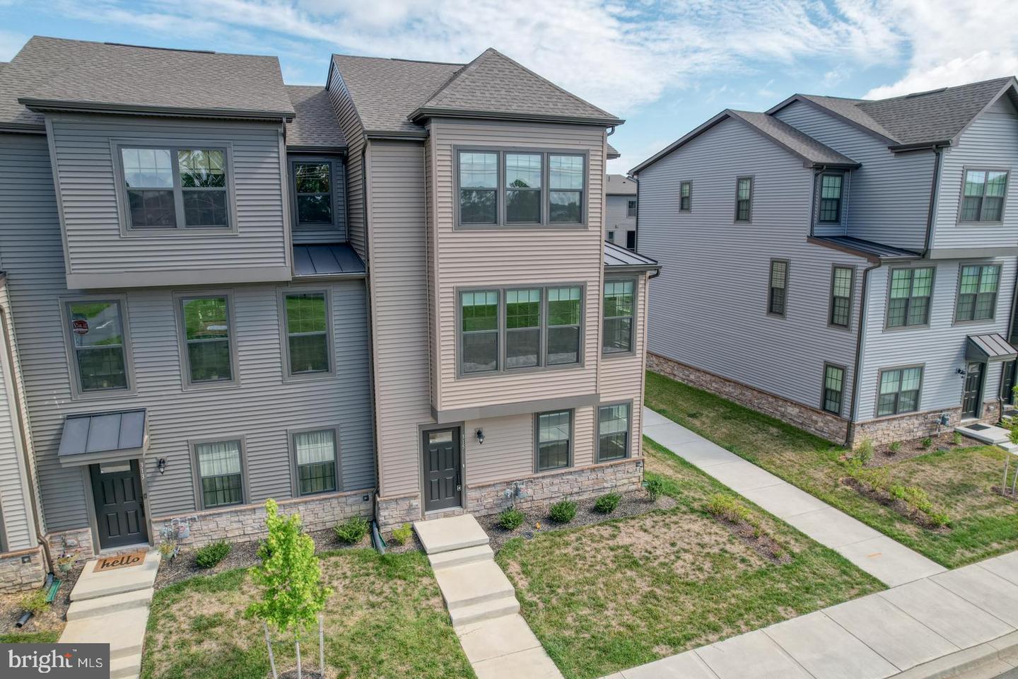 Photo 3 of 52 of 315 E Cochran St townhome