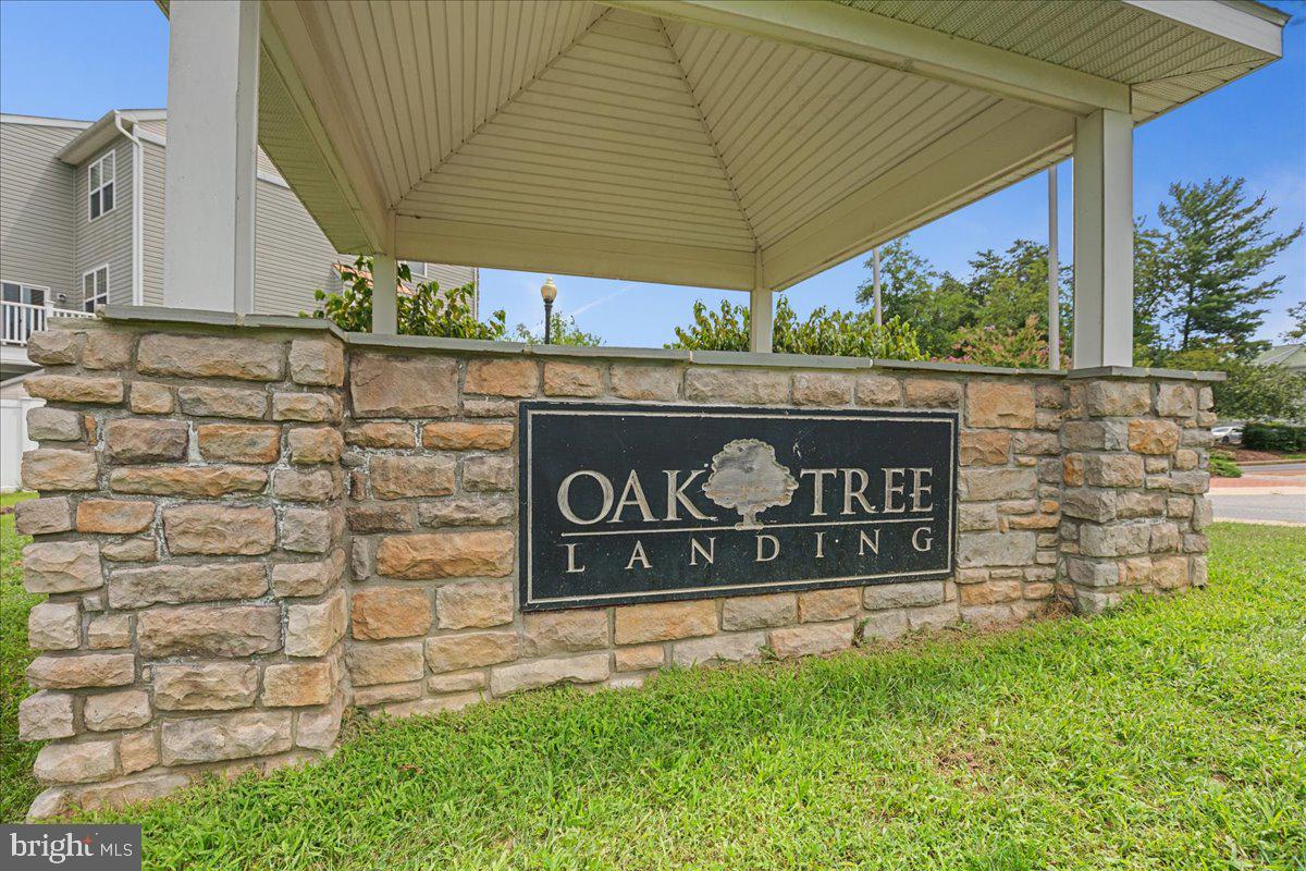 Photo 3 of 43 of 524 English Oak Ln townhome