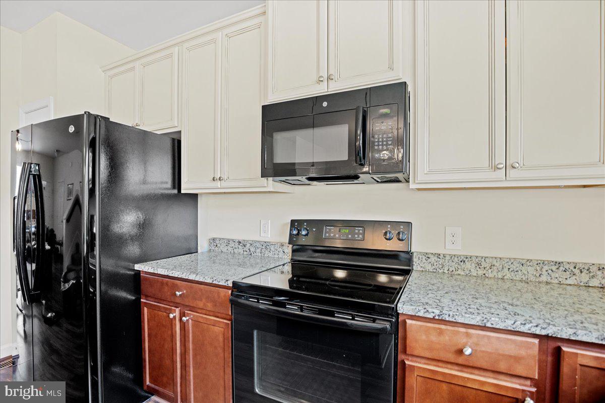 Photo 11 of 43 of 524 English Oak Ln townhome