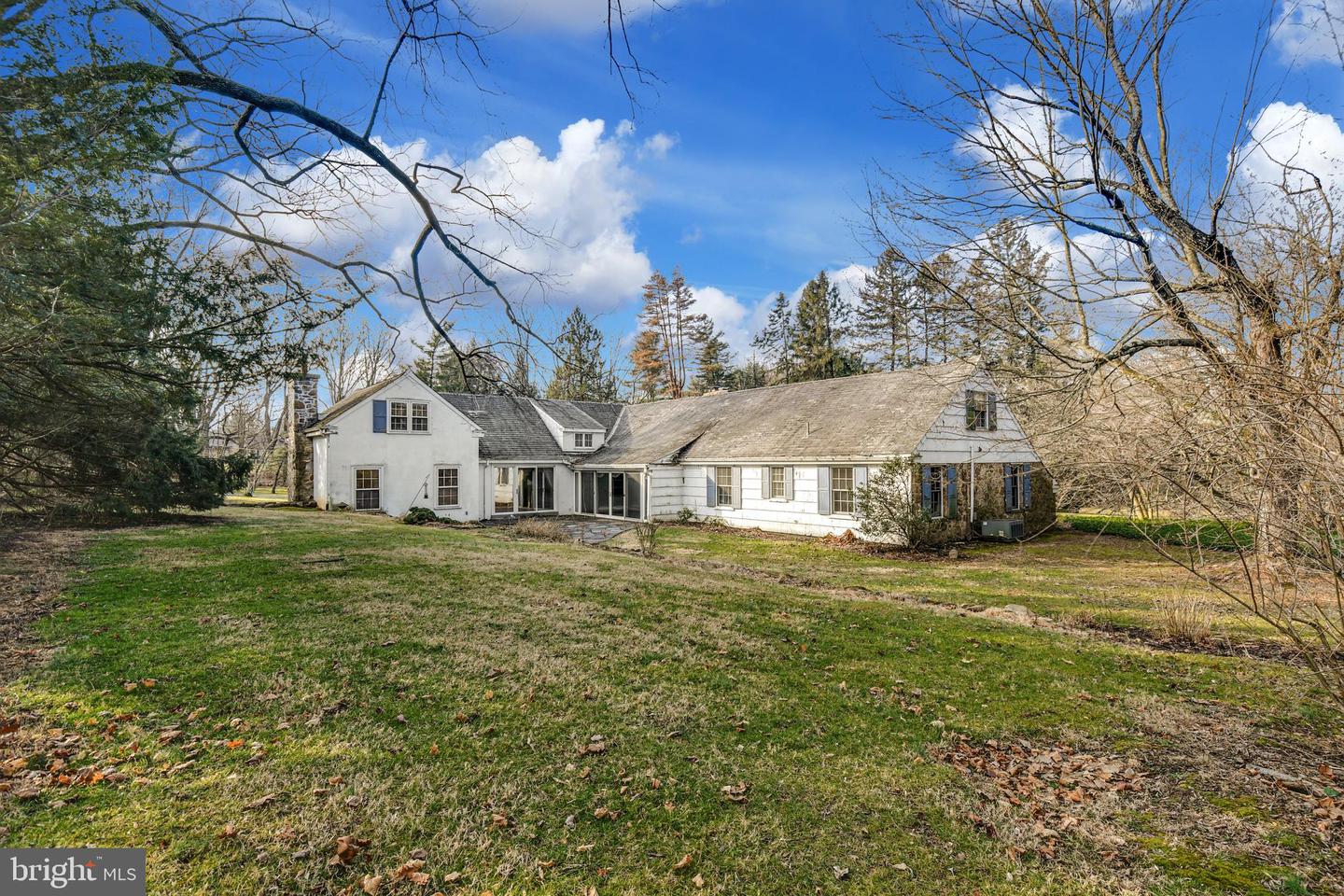 Photo 5 of 39 of 1655 White Acre Dr house