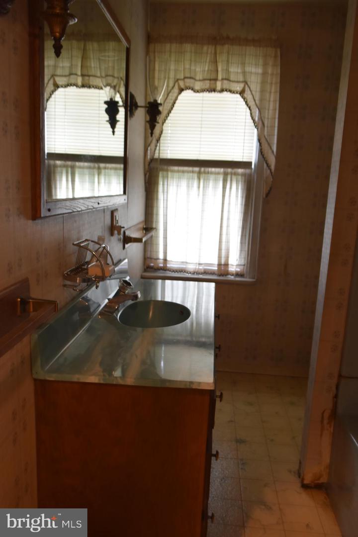 Photo 17 of 20 of 650 South 28th St house