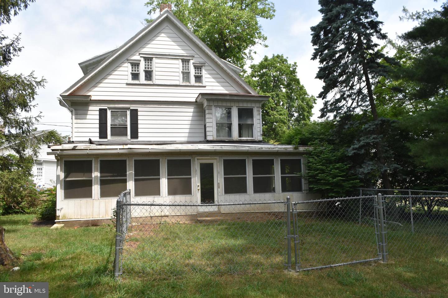 Photo 3 of 20 of 650 South 28th St house
