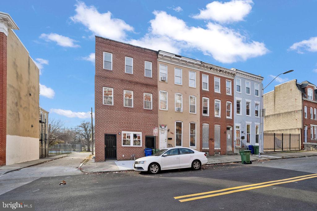 Photo 33 of 33 of 1619 W Lexington St townhome