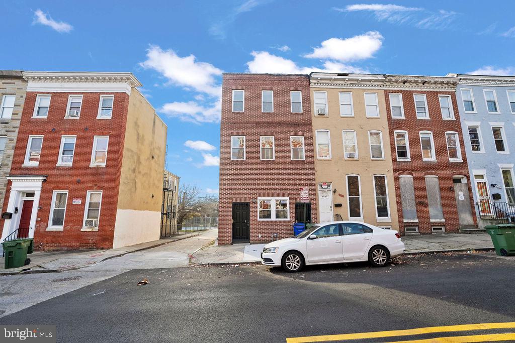 Photo 32 of 33 of 1619 W Lexington St townhome