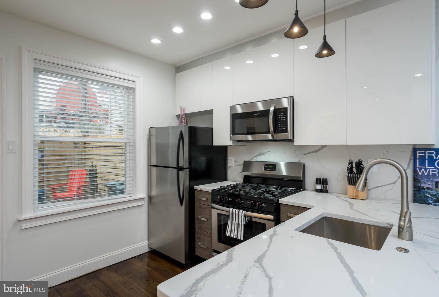 Photo 6 of 23 of 2041 Moravian St townhome