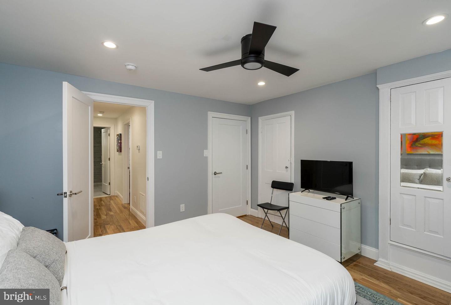 Photo 18 of 23 of 2041 Moravian St townhome
