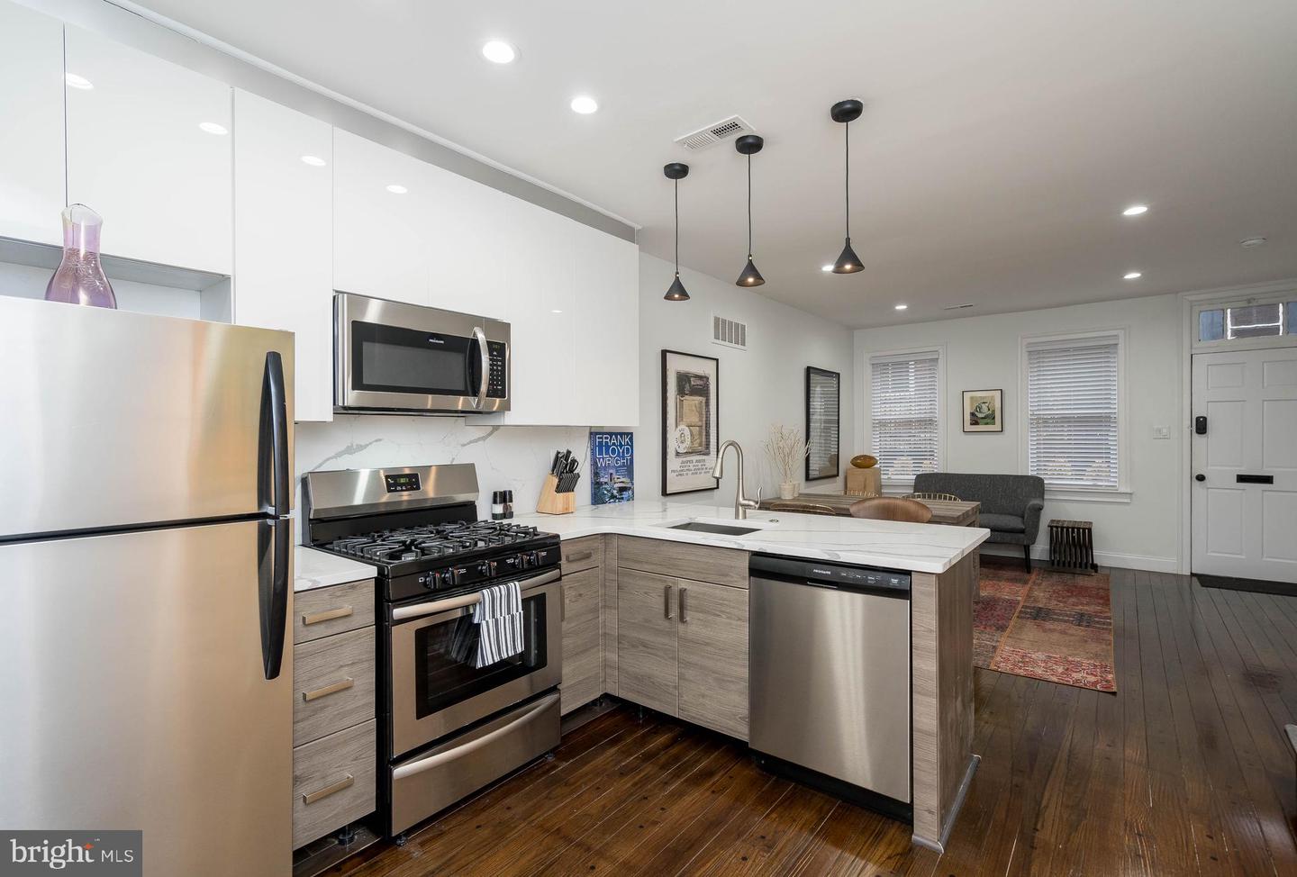 Photo 8 of 23 of 2041 Moravian St townhome