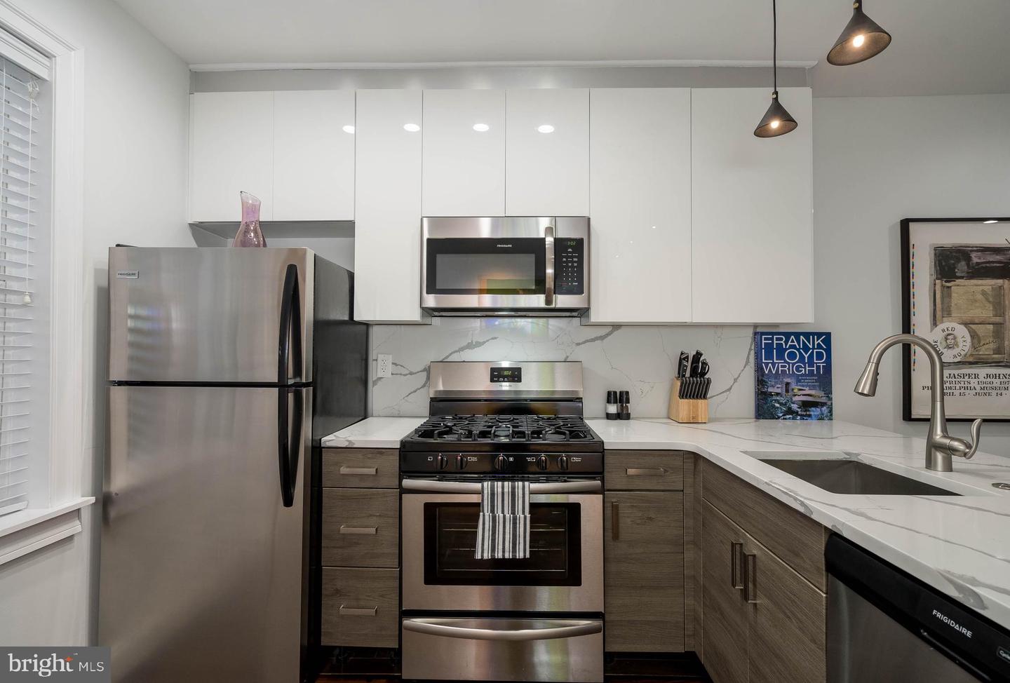 Photo 7 of 23 of 2041 Moravian St townhome