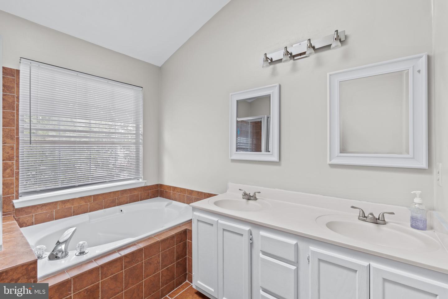 Photo 14 of 26 of 5812 Stream Pond Ct townhome
