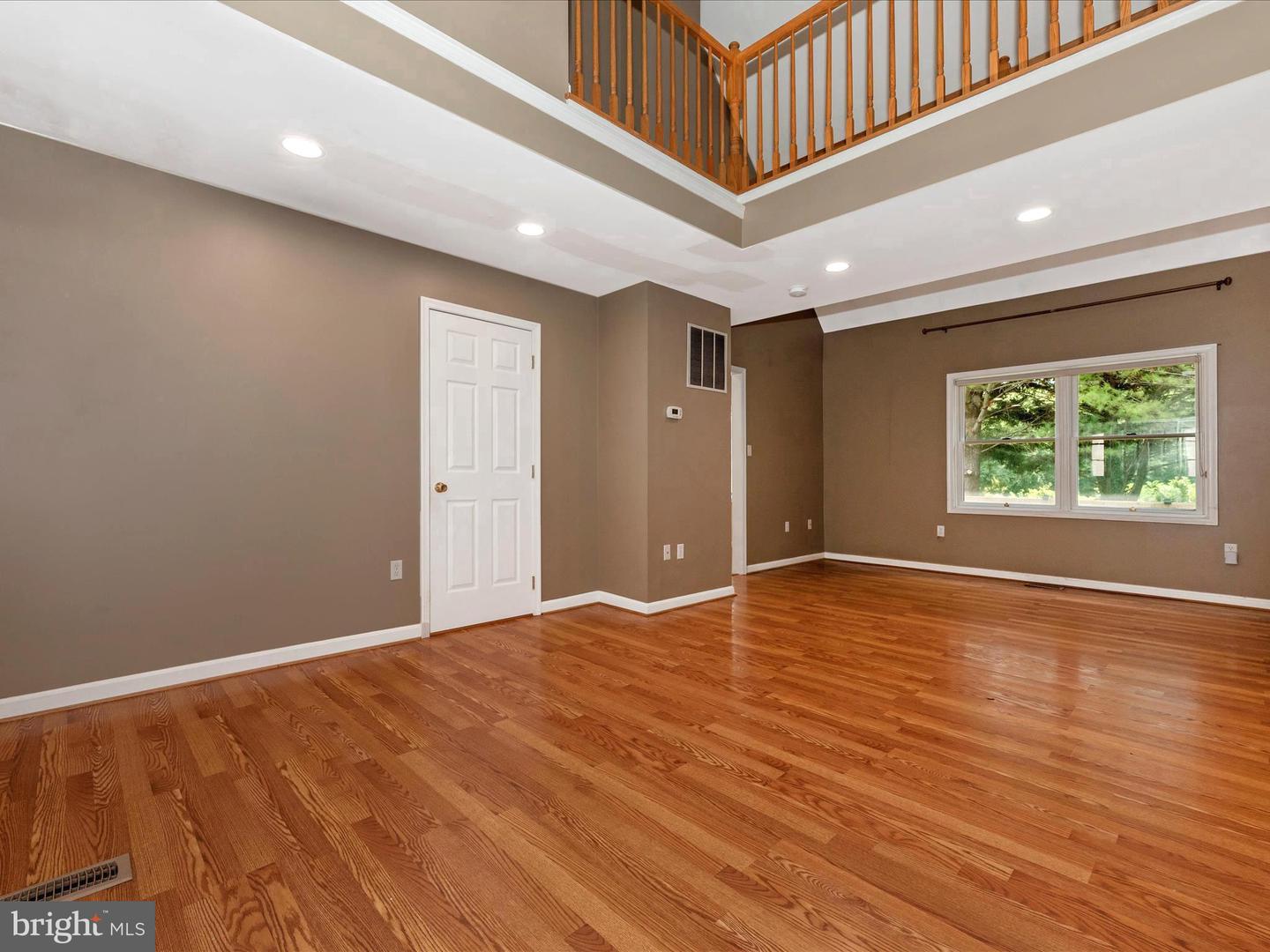 Photo 9 of 47 of 10 Easy St multi-family property