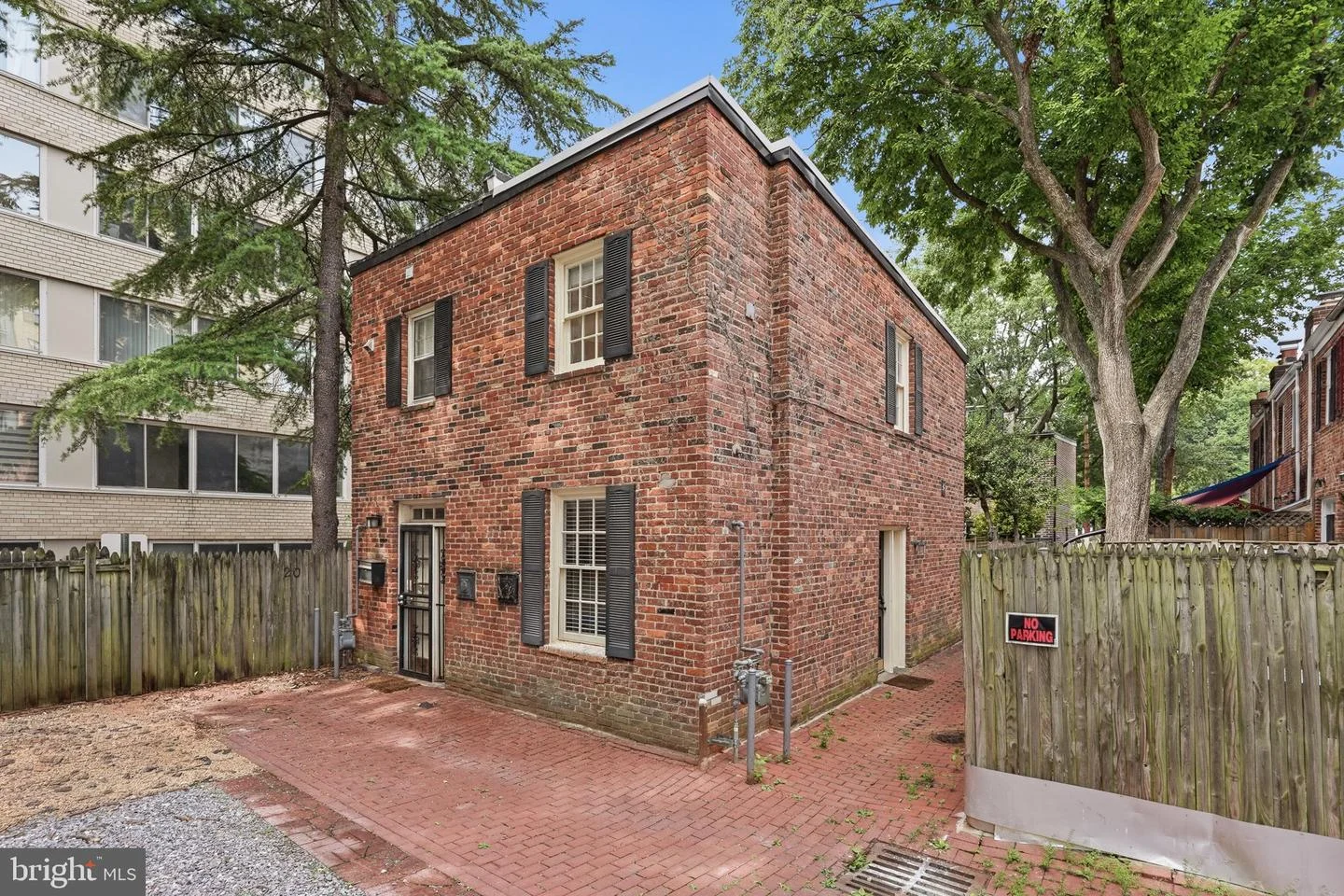 19 Snows Court NW