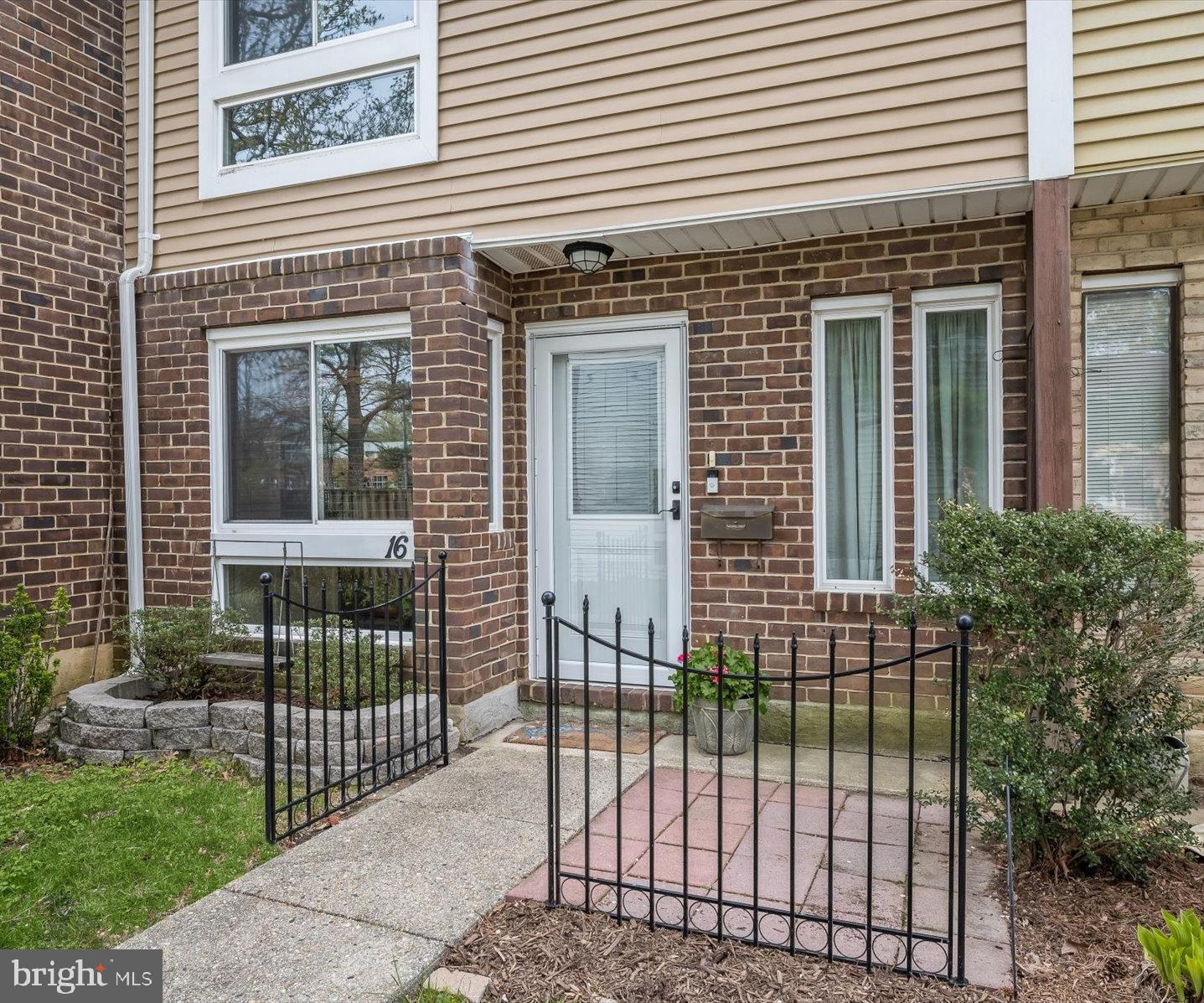 16 Woodward Ct