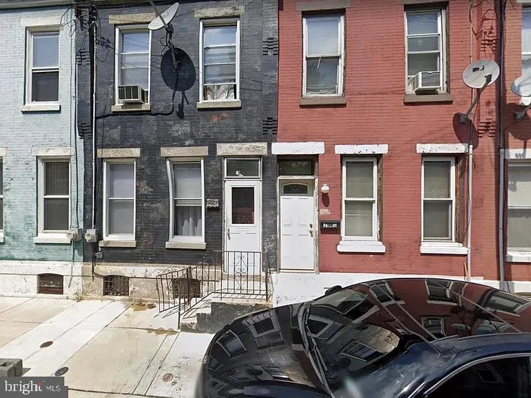 1033 W Monmouth Street