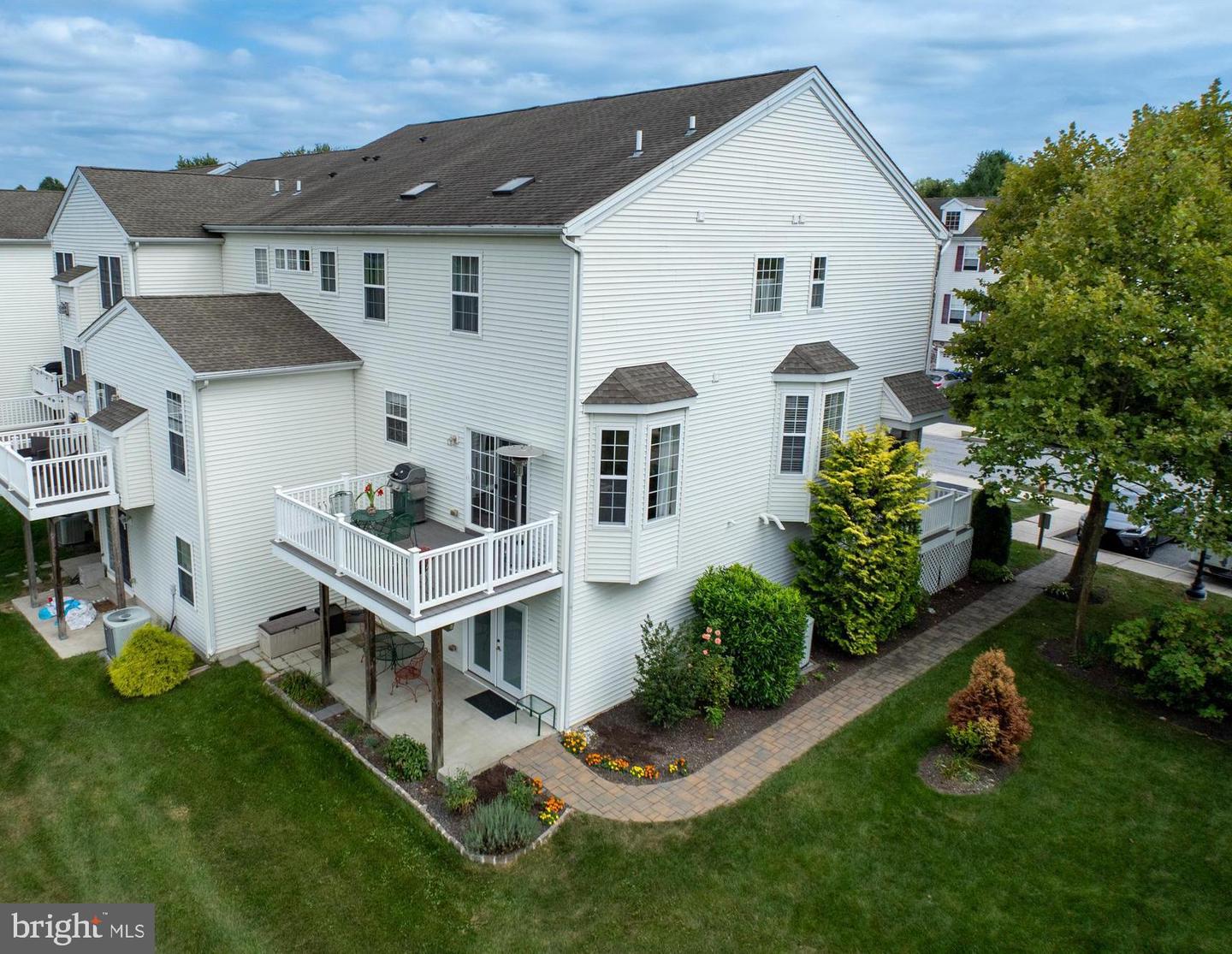 Photo 2 of 45 of 51 Narragansett Ln townhome