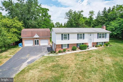 Single Family Residence in New Oxford PA 3822 York ROAD.jpg