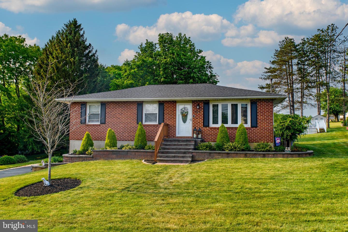 Photo 1 of 23 of 121 Gallagher Rd house