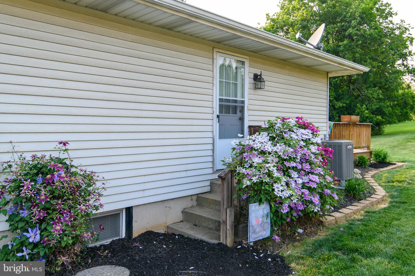 Photo 3 of 23 of 121 Gallagher Rd house