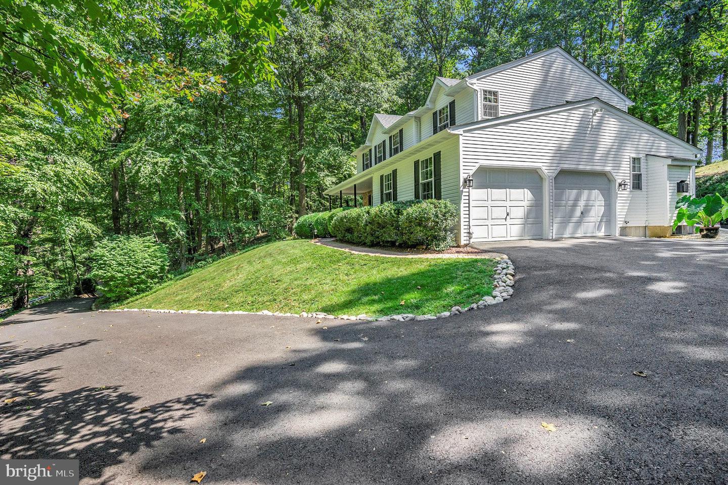 Photo 3 of 29 of 2028 Squirrel Hill Rd house