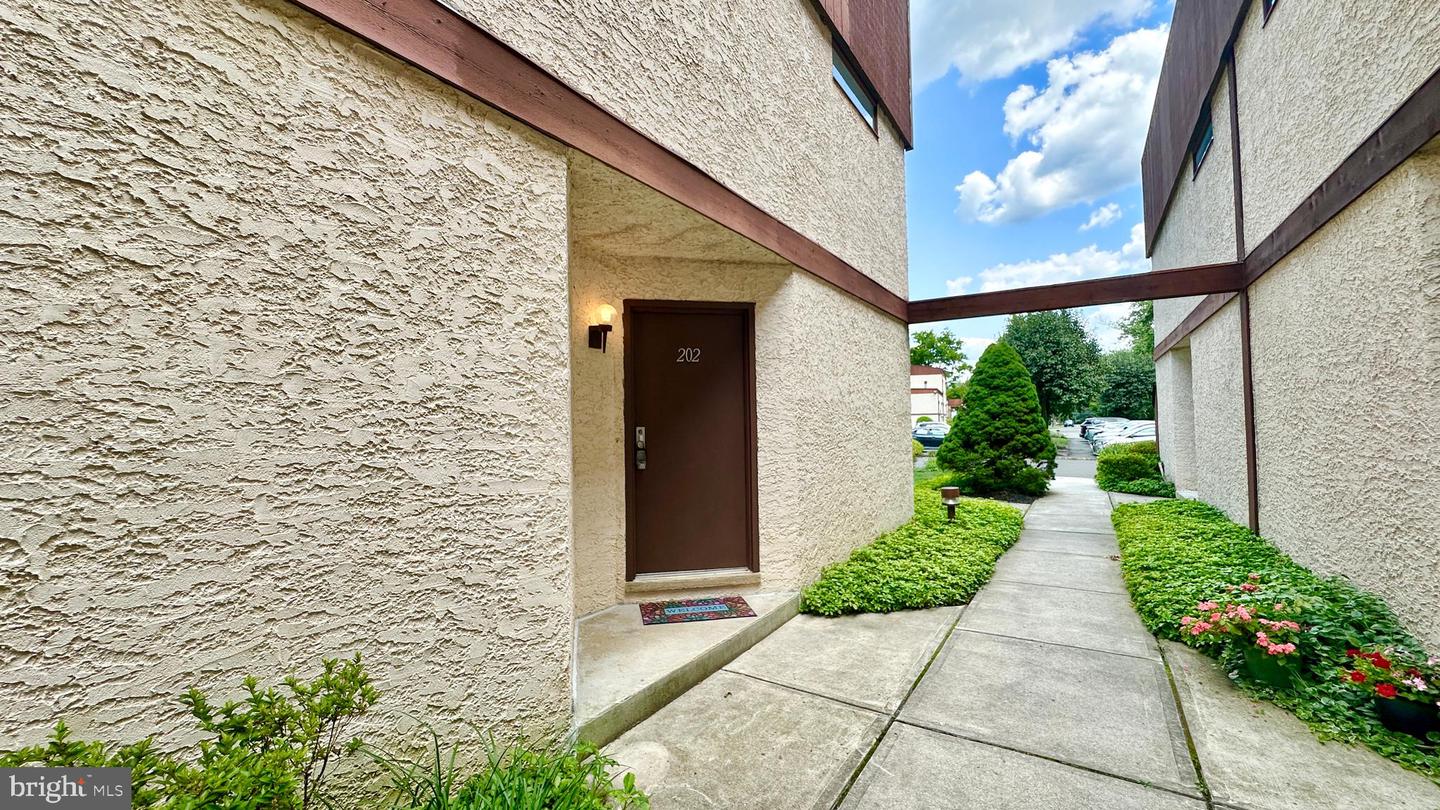 Photo 2 of 30 of 51 Lawrenceville Pennington #202 townhome