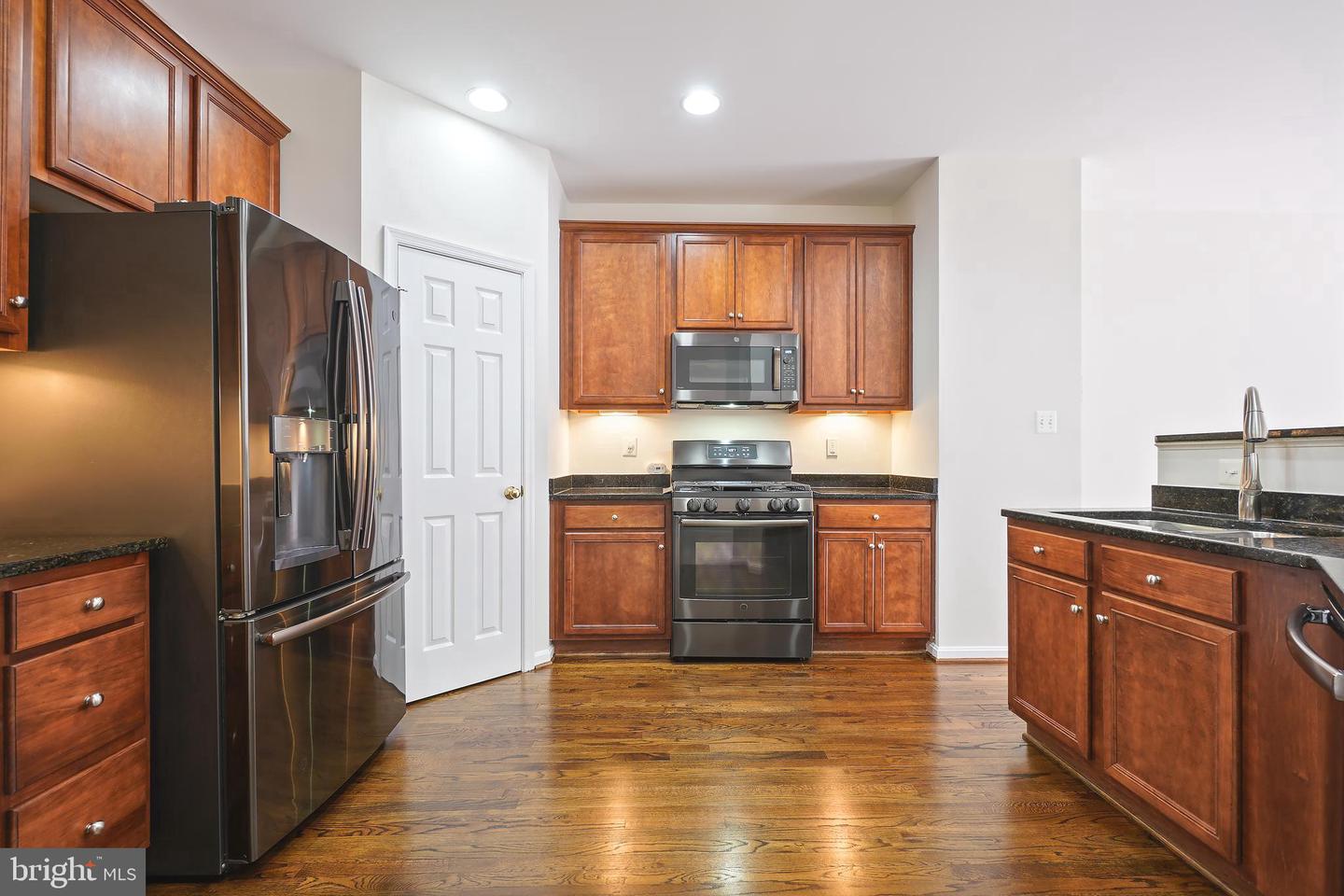 Photo 8 of 32 of 8576 Wyngate Manor Ct townhome