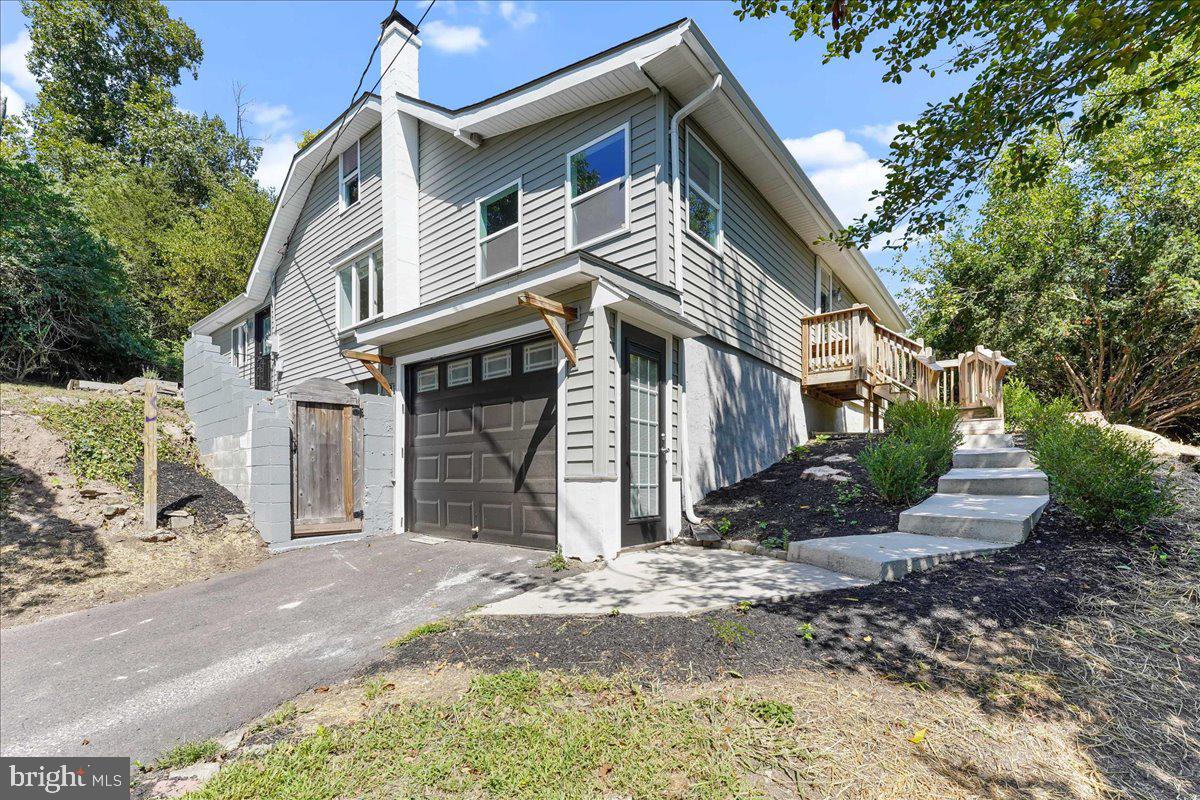 Photo 4 of 46 of 1737 N Keim St house