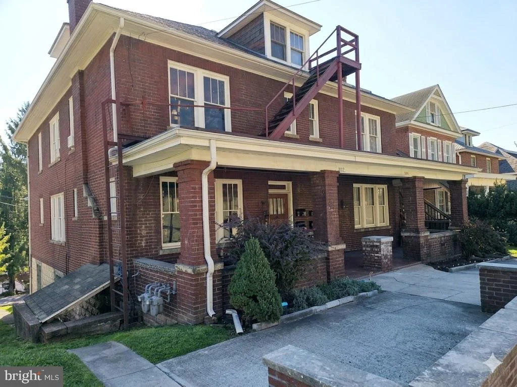 807 Bedford Street