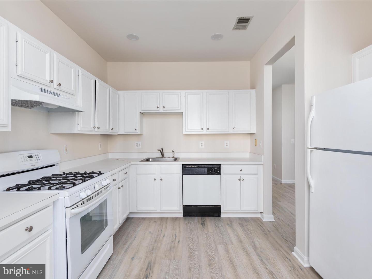 Photo 5 of 29 of 46612 Drysdale Ter #100 condo