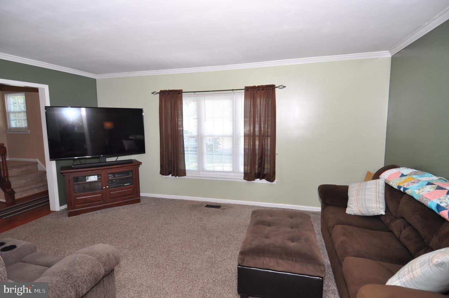 Photo 6 of 35 of 17 Whitlow Dr house