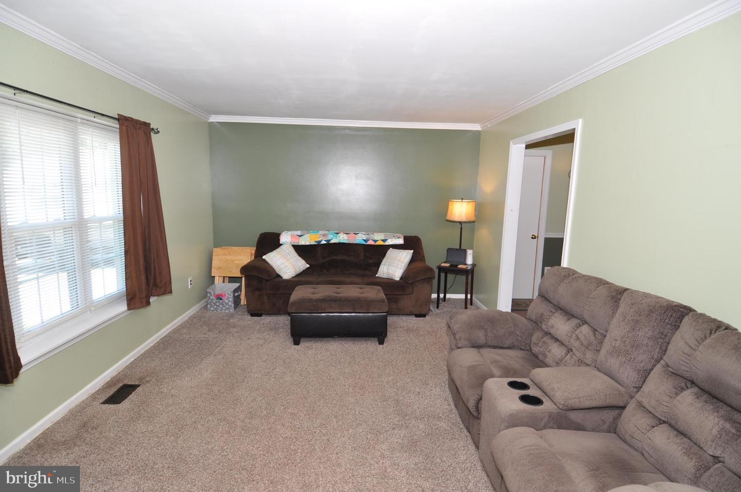 Photo 3 of 35 of 17 Whitlow Dr house