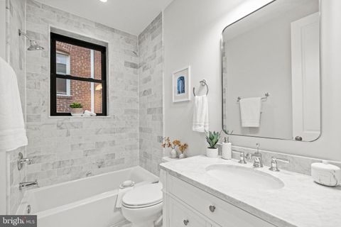 Townhouse in Washington DC 1451 Chapin STREET 24.jpg