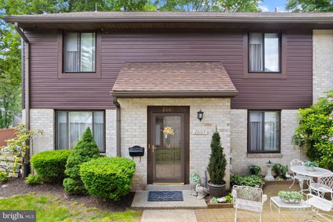 Townhouse in Springfield PA 2607 Red Oak CIRCLE.jpg