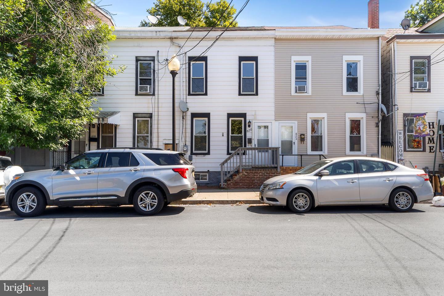 Photo 3 of 26 of 820 Lamberton St townhome