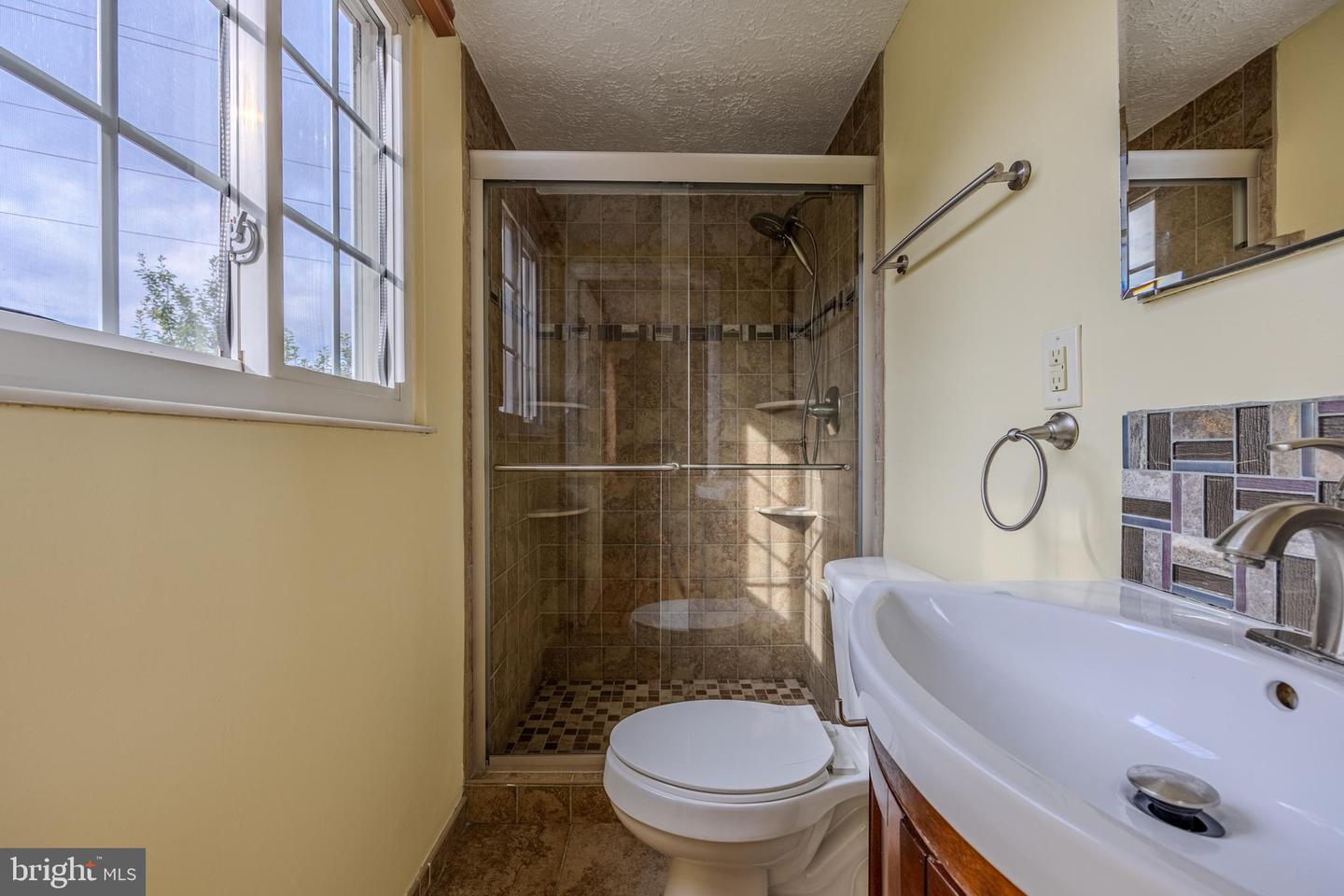 Photo 19 of 46 of 13630 Bellerose Dr house