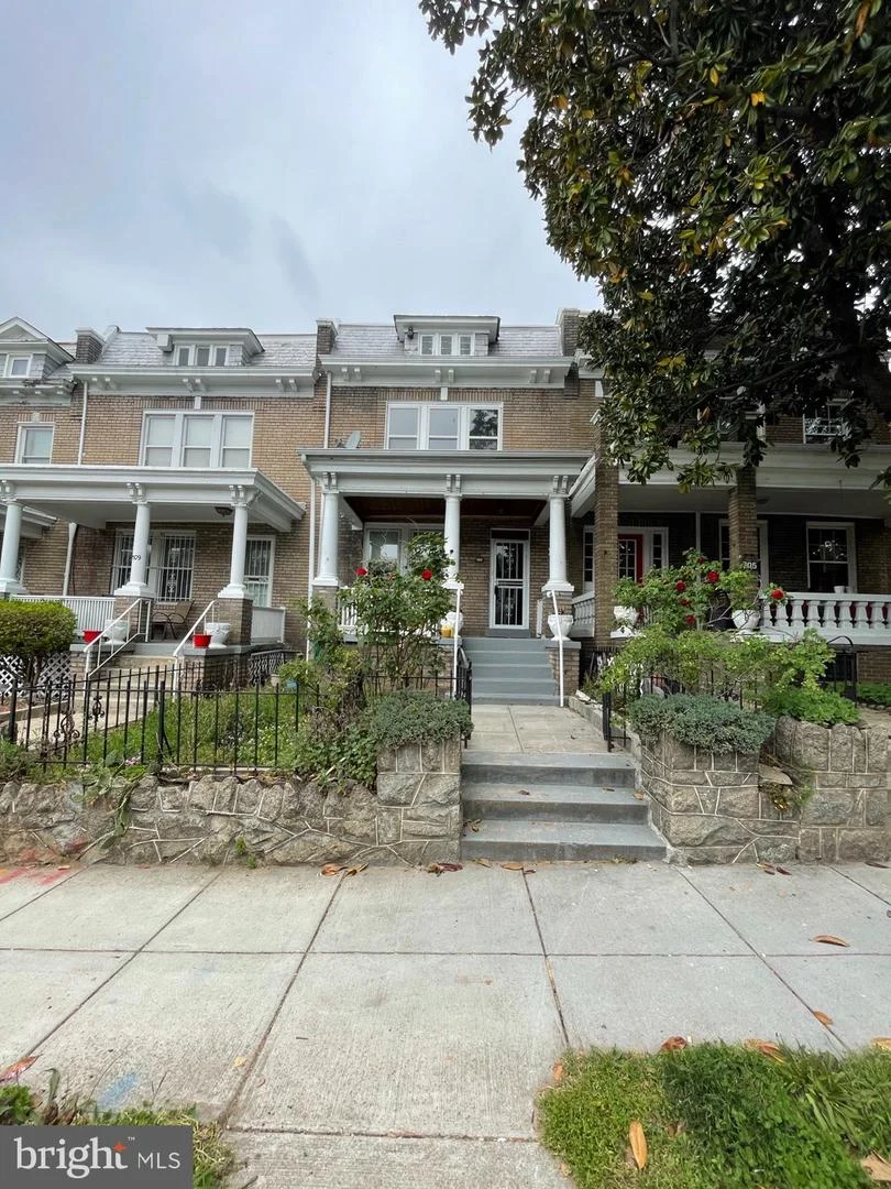707 Otis Place NW