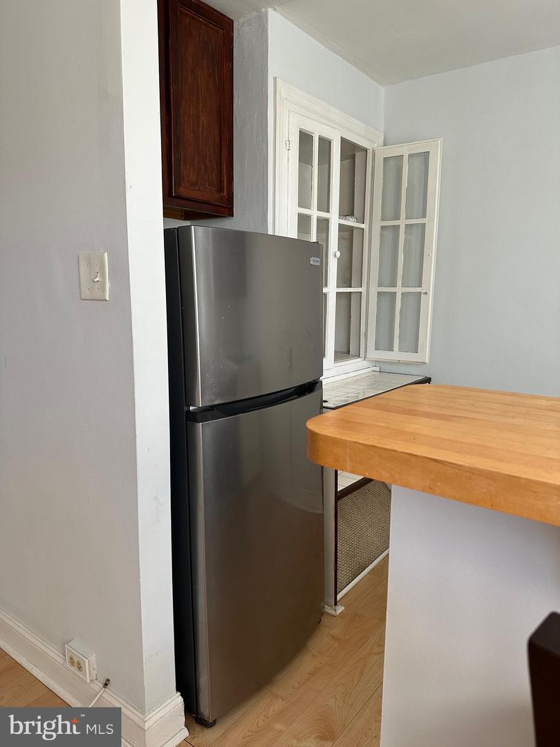 Photo 4 of 8 of 807 Derwyn Rd townhome