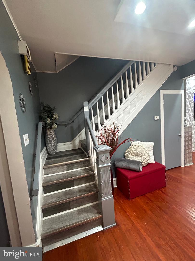 Photo 4 of 10 of 1440 Muhlenberg St property