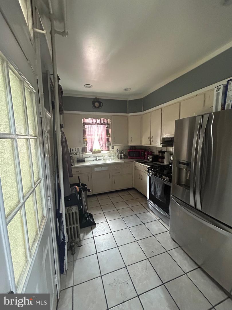 Photo 6 of 10 of 1440 Muhlenberg St property