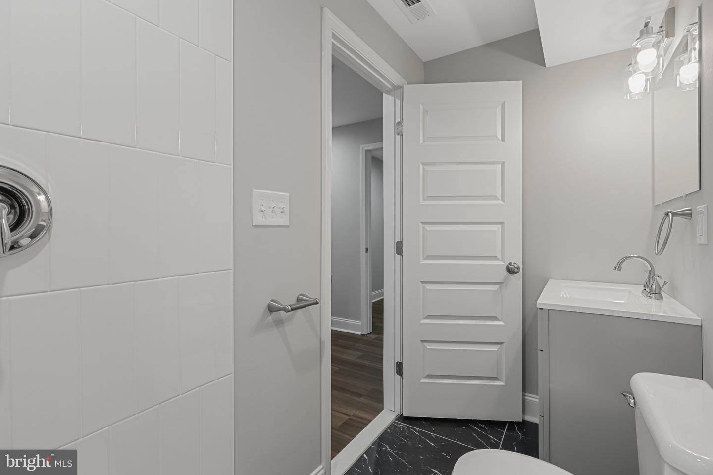 Photo 20 of 38 of 42 E Heath St townhome