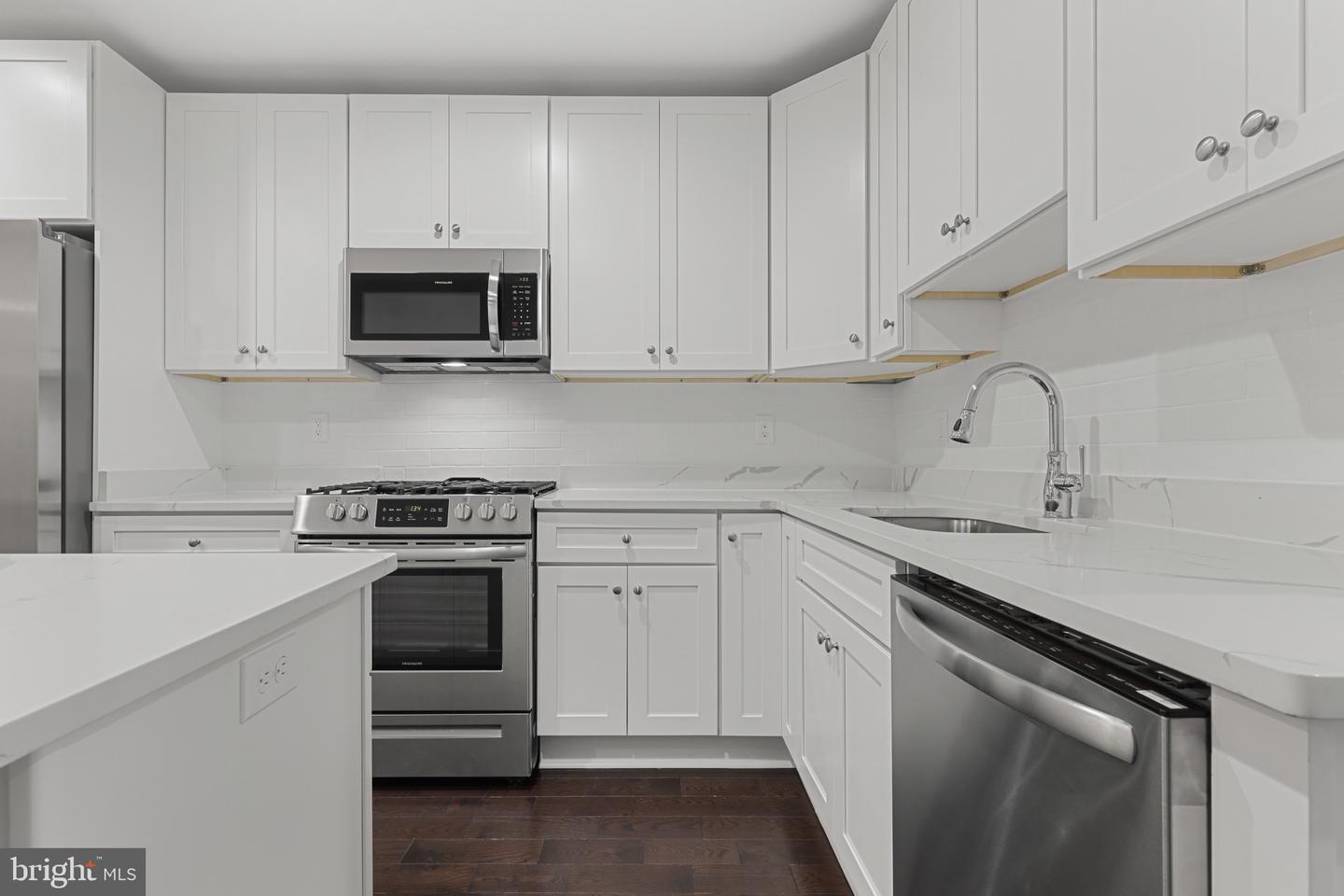 Photo 9 of 38 of 42 E Heath St townhome