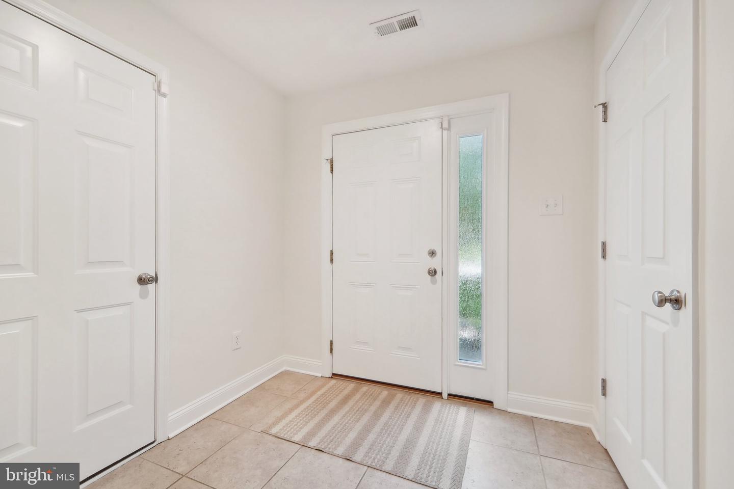 Photo 5 of 44 of 8410 Oak Bush Ter townhome