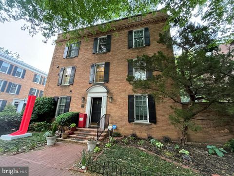 2538 Queen Annes Ln NW Washington DC 20037