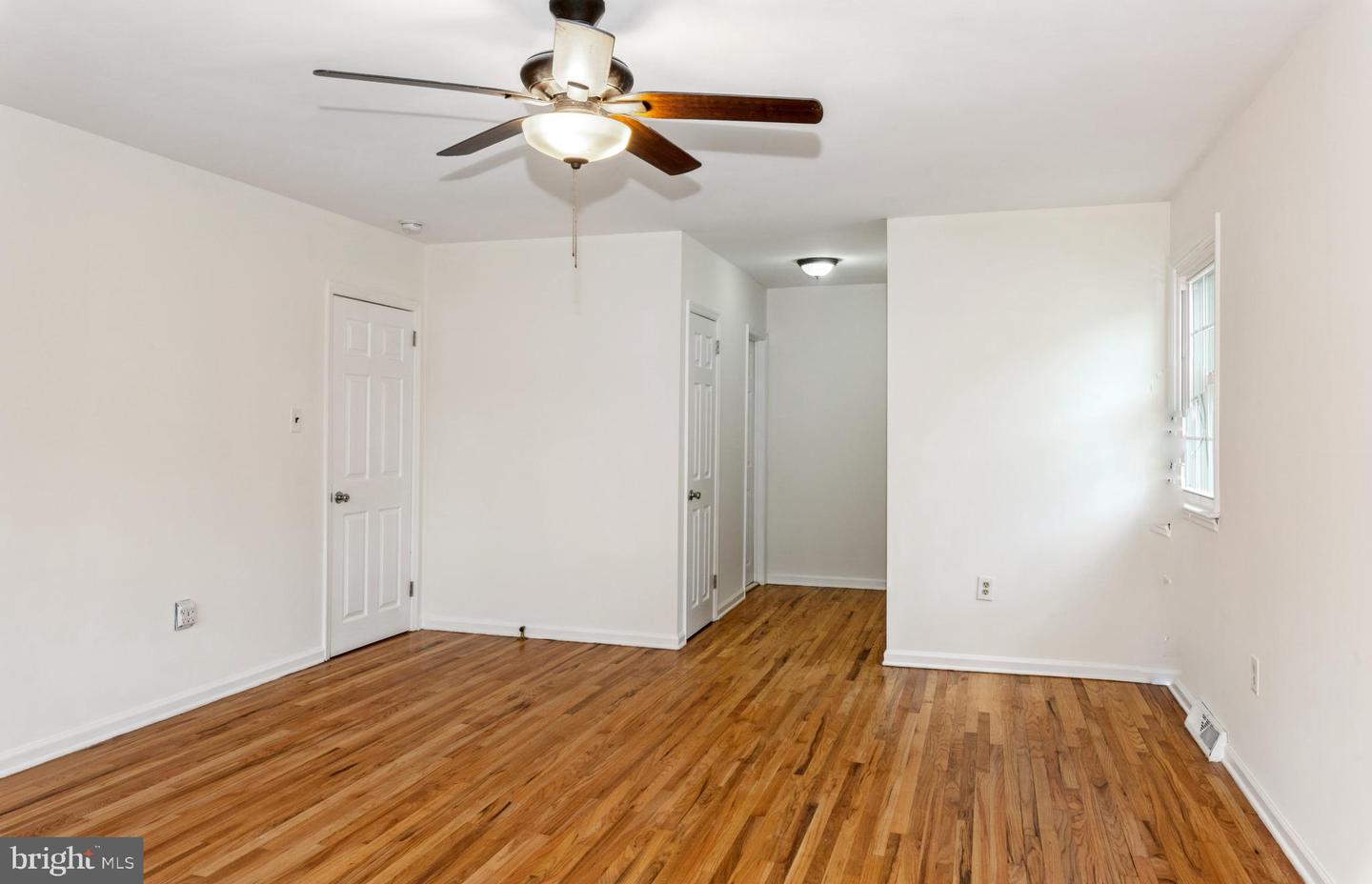 Photo 15 of 23 of 952 Rahway Dr house