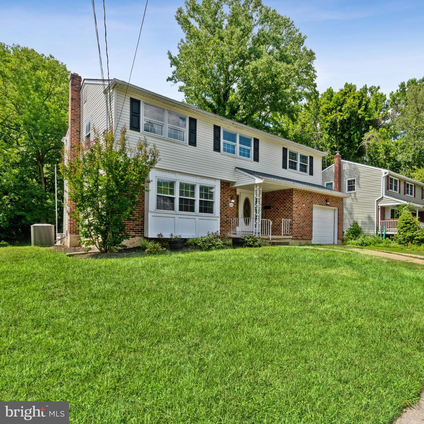 Photo 2 of 23 of 952 Rahway Dr house